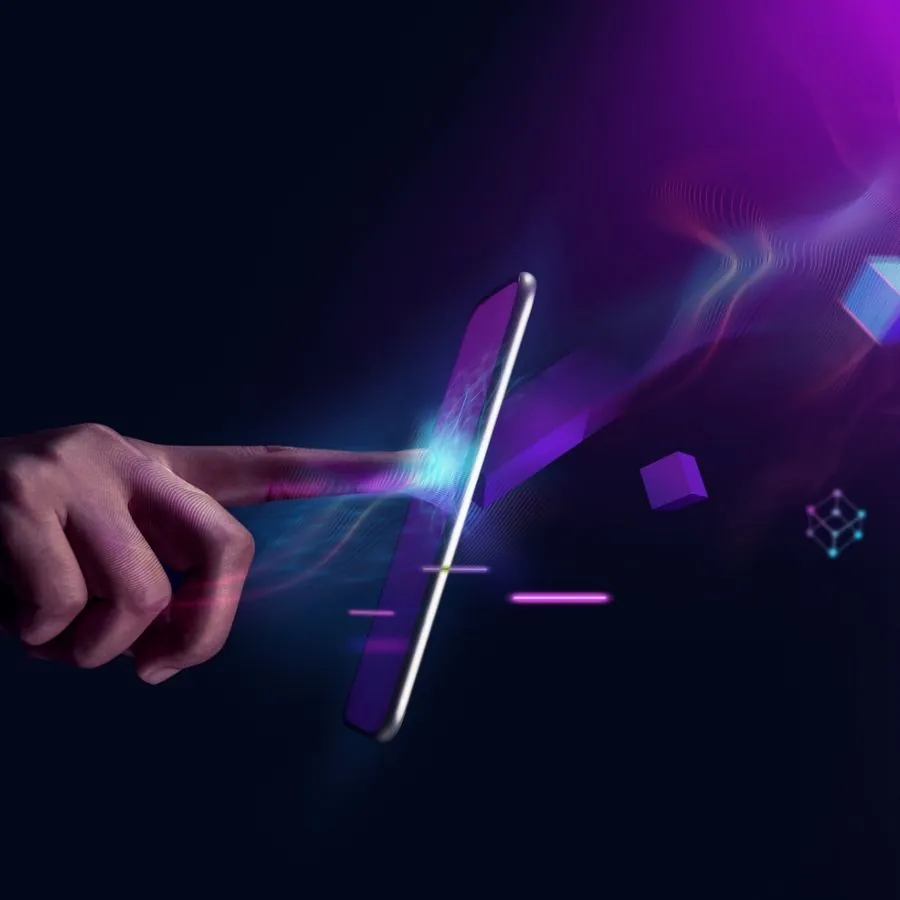 Uma mão tocando a tela de um celular, com luz roxa